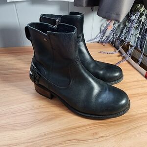 UGG ORION LEATHER SIDE-ZIP BLACK LEATHER MOTO ANKLE BOOT. Sz7